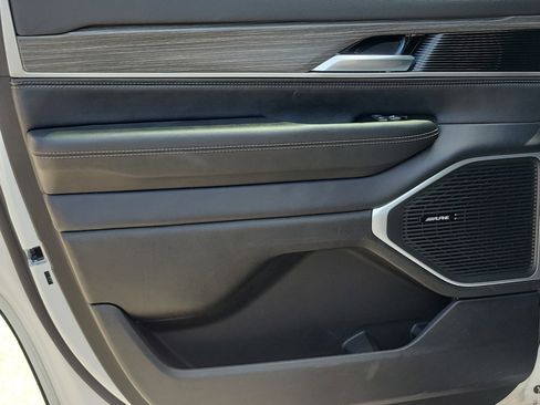 Used 2024 Jeep Wagoneer Series III image 13