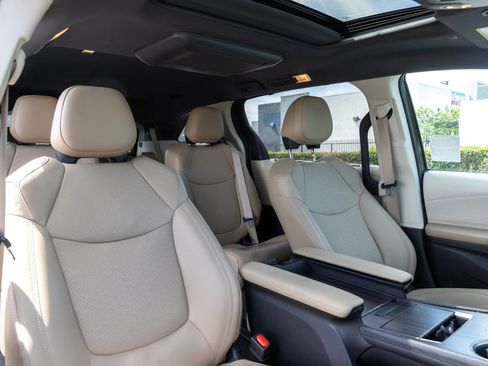 Used 2024 Toyota Sienna Limited image 41