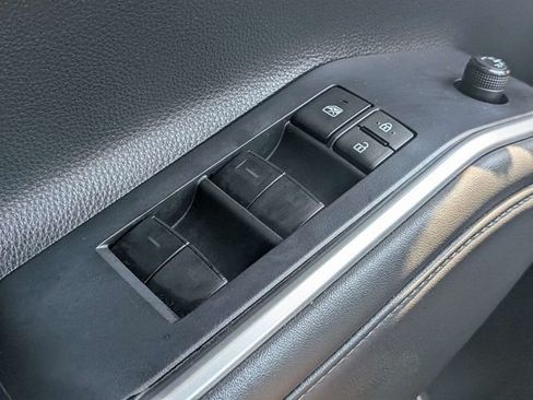 Used 2022 Toyota Highlander XLE FWD image 29