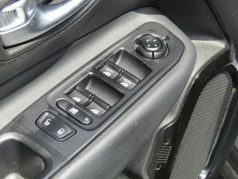 Used 2017 Jeep Renegade Altitude AWD/4WD image 16