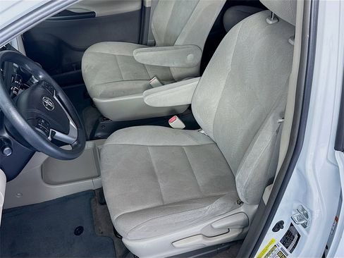 Used 2018 Toyota Sienna L image 18