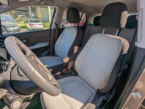 Used 2018 Chevrolet Trax LS FWD image 17