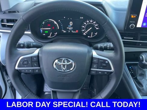 Used 2025 Toyota Sienna XLE FWD image 17