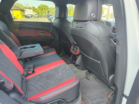 Used 2022 Bentley Bentayga AWD/4WD image 29
