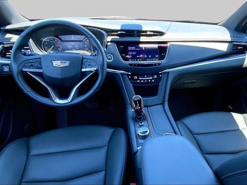 Used 2025 Cadillac XT6 Luxury FWD image 16