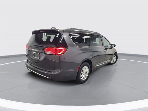 Used 2017 Chrysler Pacifica Touring-L image 3