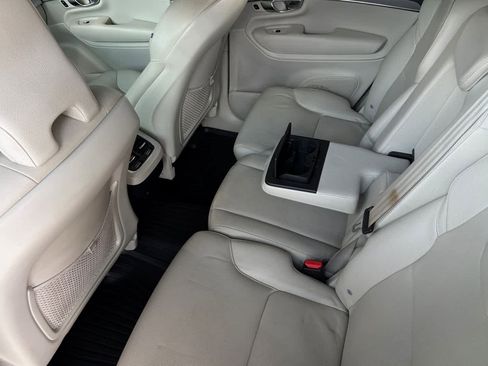 Used 2022 Volvo XC90 T5 Momentum w/ Protection Package image 4
