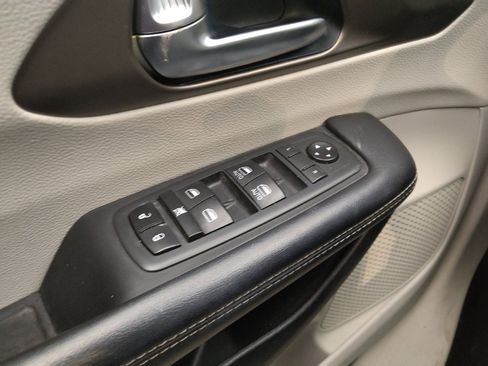 Used 2020 Chrysler Voyager Lxi image 27