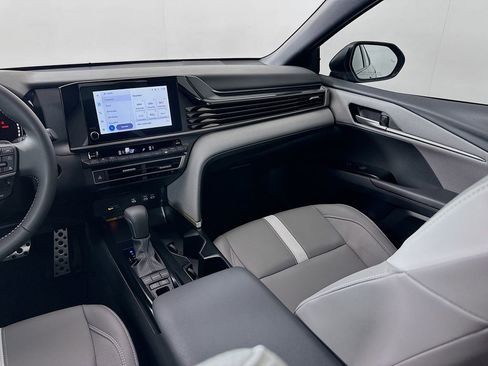 Used 2025 Toyota Camry SE image 22