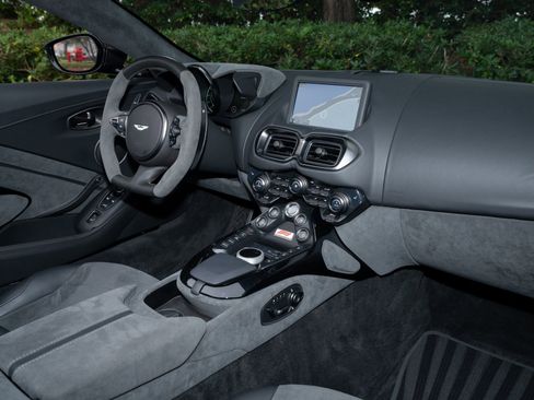 Used 2023 Aston Martin V8 Vantage Roadster image 17