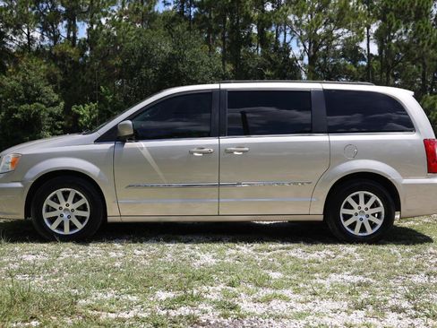 Used 2013 Chrysler Town & Country Touring FWD image 3