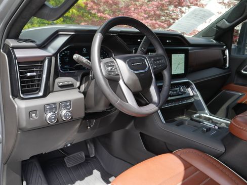 Used 2025 GMC Sierra 2500 Denali Ultimate w/ Max Trailering Package AWD/4WD image 4