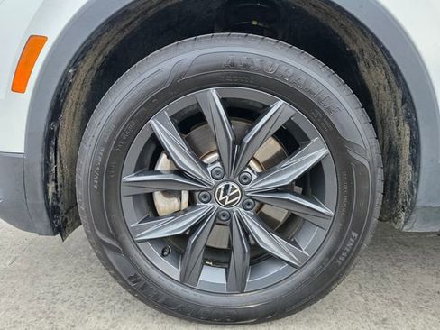 Used 2024 Volkswagen Tiguan SE image 33