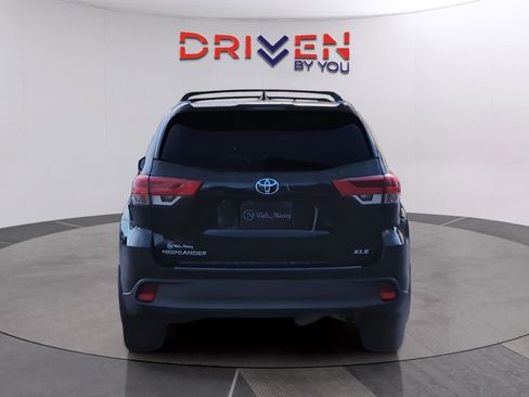 Used 2019 Toyota Highlander XLE image 4