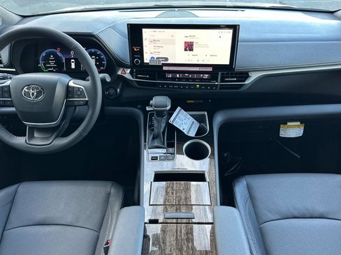 Certified 2025 Toyota Sienna Limited image 13