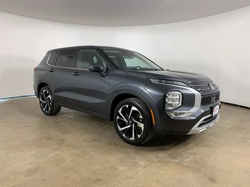 Used 2024 Mitsubishi Outlander SE Black Edition image 5