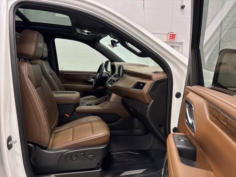 Used 2023 Chevrolet Suburban High Country w/ Advanced Technology Package image 33