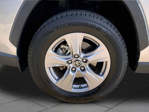 Used 2022 Toyota RAV4 XLE AWD/4WD image 11