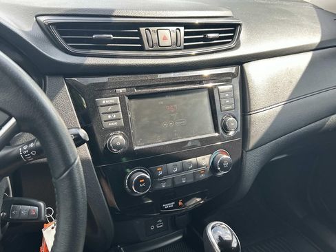 Used 2019 Nissan Rogue S w/ Special Edition Package FWD image 28