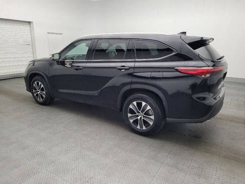 Used 2021 Toyota Highlander XLE image 3