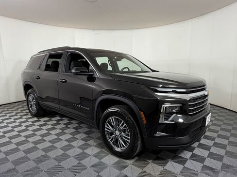 Used 2025 Chevrolet Traverse LT w/ Driver Confidence Package FWD image 1