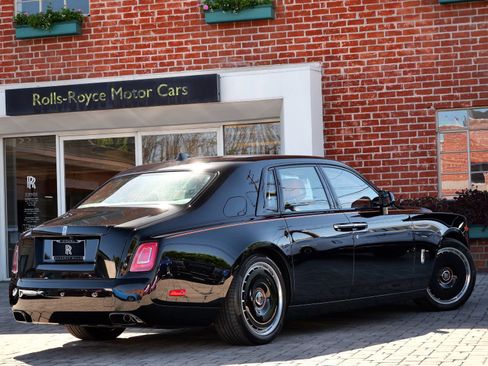 New 2026 Rolls-Royce Phantom Sedan image 2