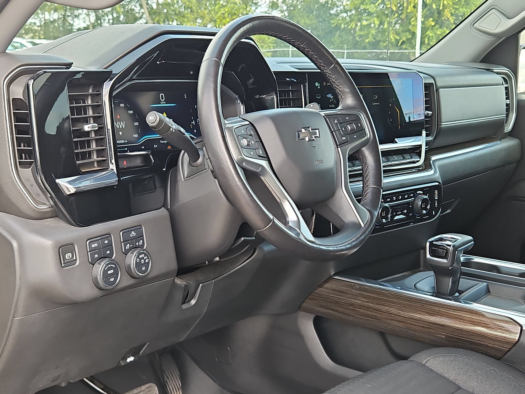 Used 2023 Chevrolet Silverado 1500 LT Trail Boss w/ LPO, Dark Essentials Package AWD/4WD image 10