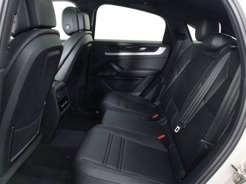 Used 2025 Porsche Cayenne E-Hybrid Coupe image 33