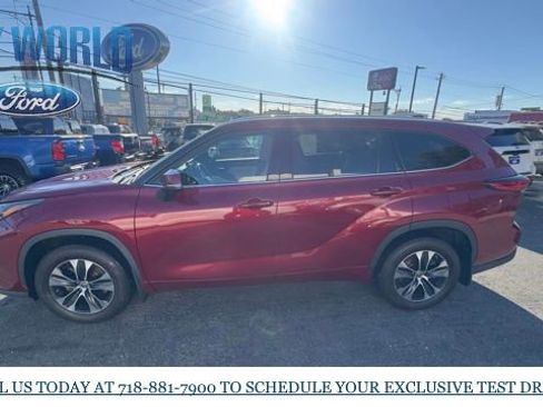 Used 2022 Toyota Highlander XLE image 2