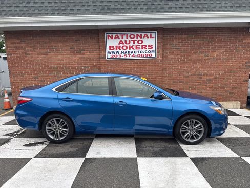 Used 2017 Toyota Camry SE w/ Moonroof Package FWD image 2
