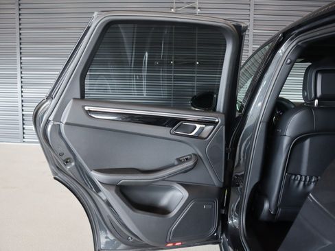 Certified 2025 Porsche Macan AWD/4WD image 27