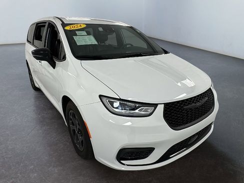 Used 2024 Chrysler Pacifica Select image 1