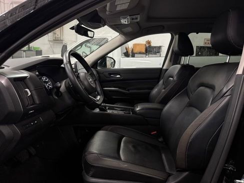 Used 2023 Nissan Pathfinder SL image 16