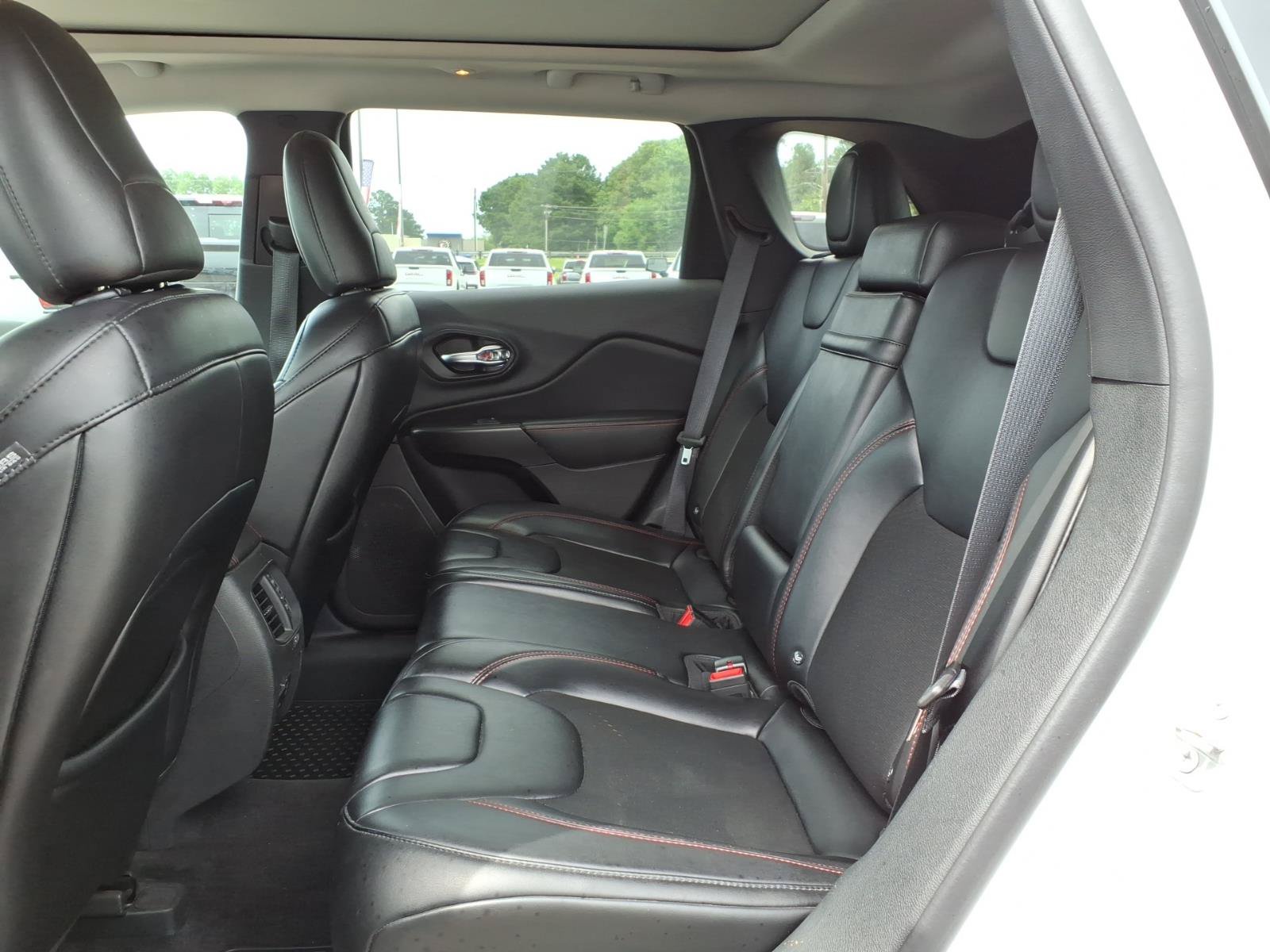 Used 2019 Jeep Cherokee Trailhawk w/ Comfort/Convenience Group AWD/4WD image 23