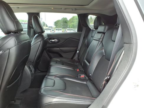 Used 2019 Jeep Cherokee Trailhawk w/ Comfort/Convenience Group AWD/4WD image 23