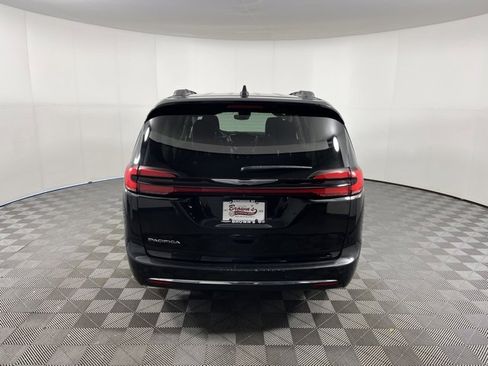 Used 2021 Chrysler Pacifica Touring-L image 6