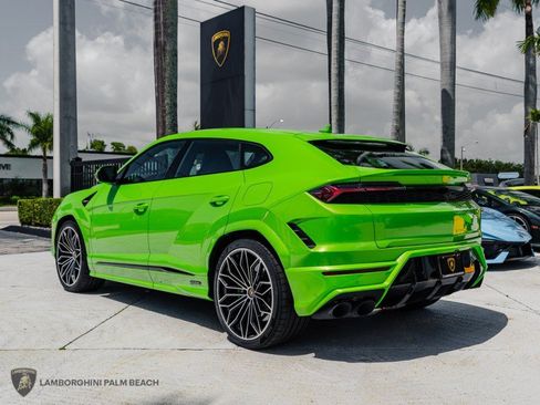 Used 2025 Lamborghini Urus SE AWD/4WD image 3