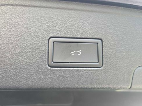 Used 2025 Volkswagen Atlas Cross Sport SE image 28