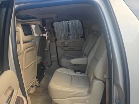 Used 2010 Cadillac Escalade ESV Luxury AWD/4WD image 13