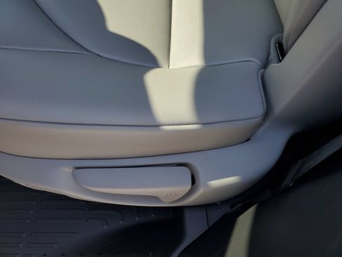 Used 2023 Toyota Highlander XLE AWD/4WD image 16