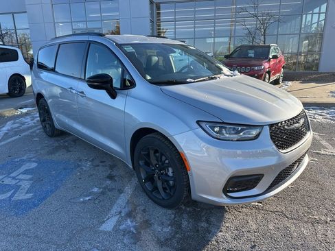 New 2026 Chrysler Pacifica Select image 6