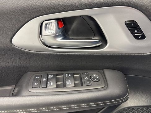 Used 2025 Chrysler Pacifica Limited image 32