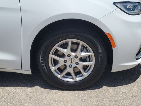 Used 2023 Chrysler Pacifica Touring-L FWD image 7
