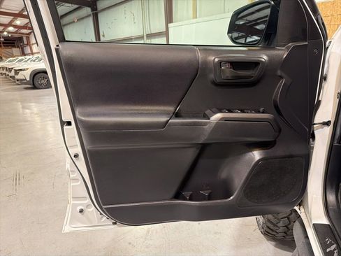 Used 2022 Toyota Tacoma TRD Sport w/ Technology Package image 30