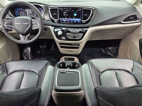Used 2023 Chrysler Pacifica Touring-L FWD image 13
