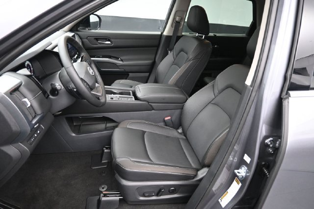 Used 2026 Nissan Pathfinder SL w/ SL Premium Package FWD image 17