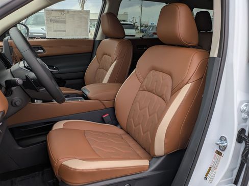 New 2026 Nissan Pathfinder Platinum image 13