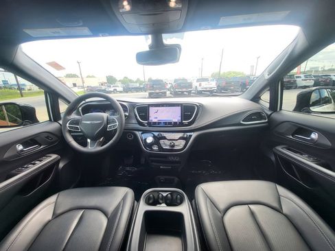Used 2025 Chrysler Pacifica Select FWD image 15