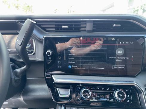 Used 2025 GMC Sierra 2500 Denali Ultimate image 3