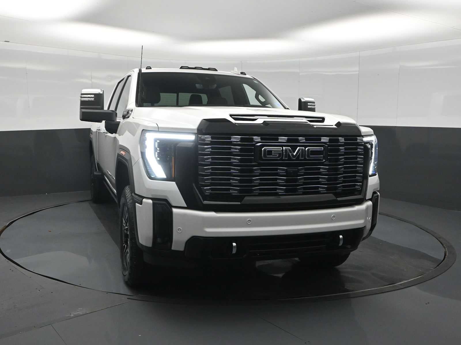 Used 2025 GMC Sierra 2500 Denali Ultimate w/ Max Trailering Package AWD/4WD image 3